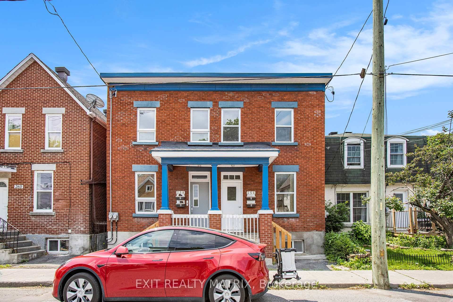 Bright amp ; Spacious 1 Bedroom Apartment 2nd Floor in 4 Plex In Suite Laundry Walkable Community.