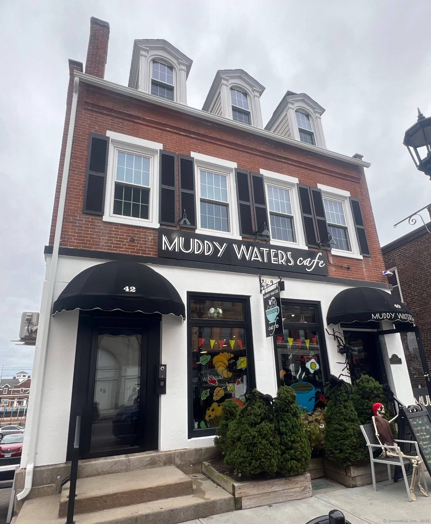 7, 400 SF of Class A office space located on 2 floors above Muddy Waters.