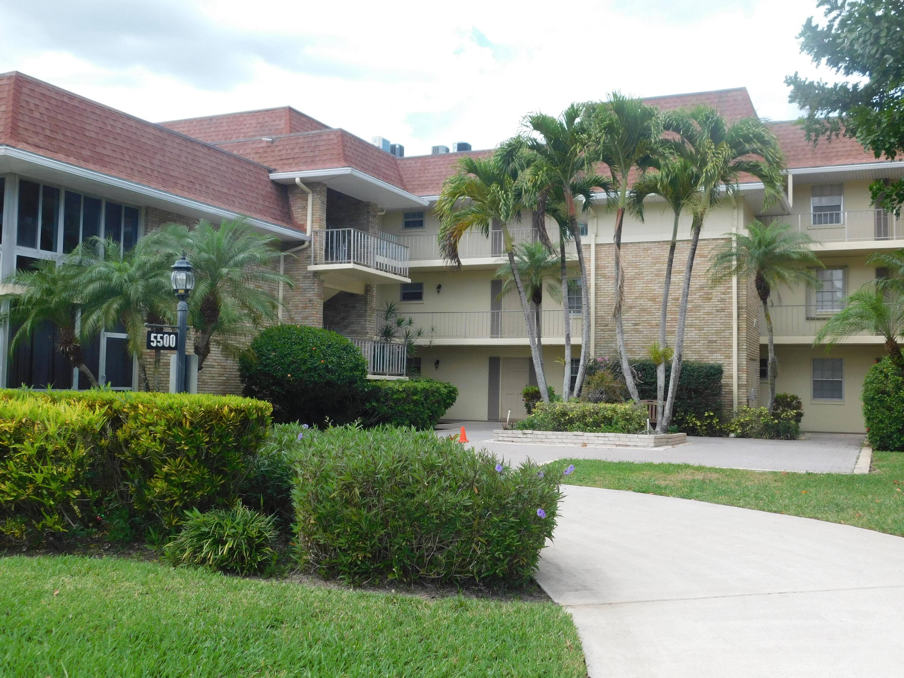 Beautifully updated third floor condo in the heart of Palm Beach Gardens.