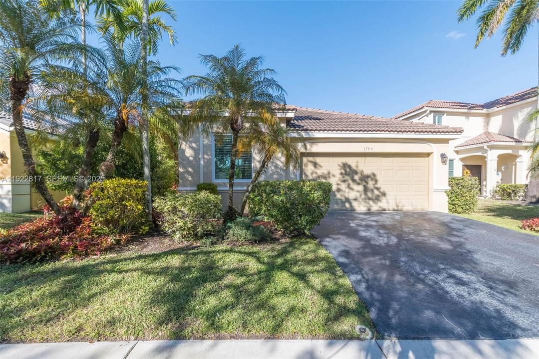 Welcome to 1784 Aspen Ln in the charming city of Weston, FL !
