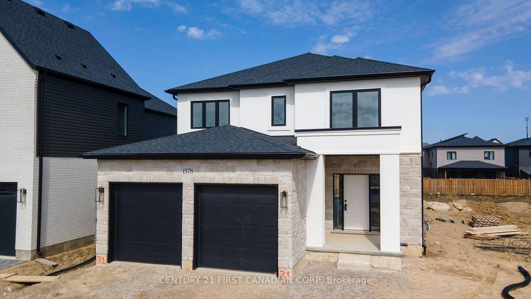 MOVE IN READY MODEL HOME Stunning 2, 590 sqft Two Storey Detached Home by Rockmount Homes in Foxfield North !