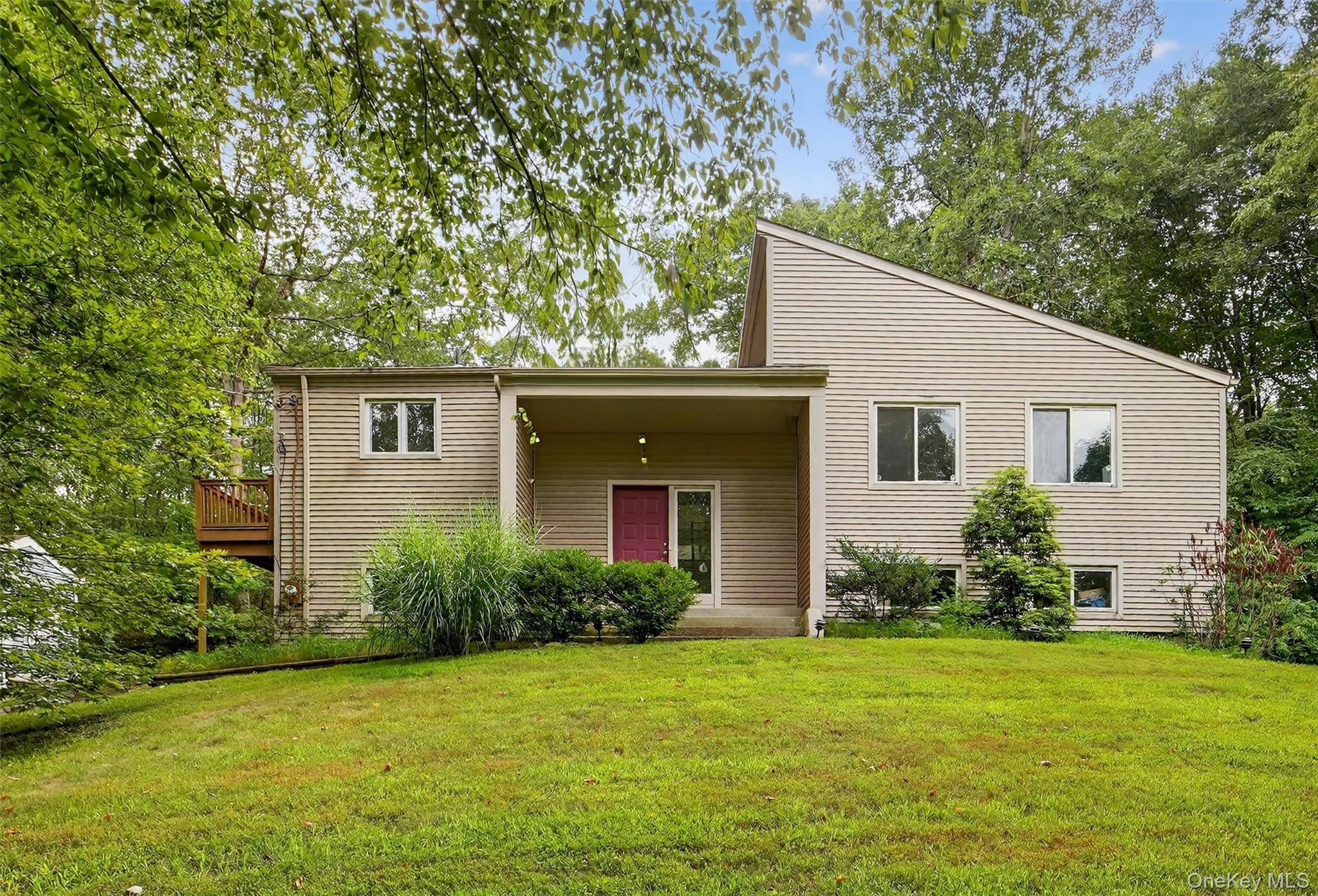 Wonderful Contemporary Raised Ranch located on a quiet cul de sac in Somers !