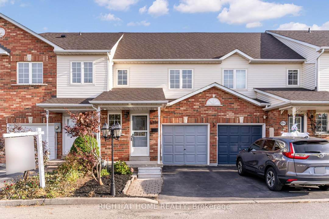 Two storey townhouse located in an incredible Burlington Location !