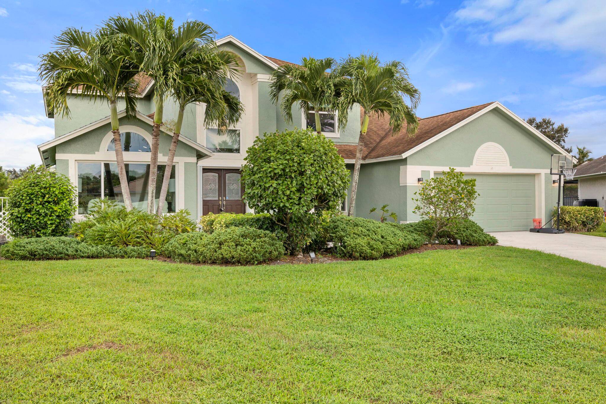 Renovated 2 story 5 bedroom pool home close to all equestrian activities !