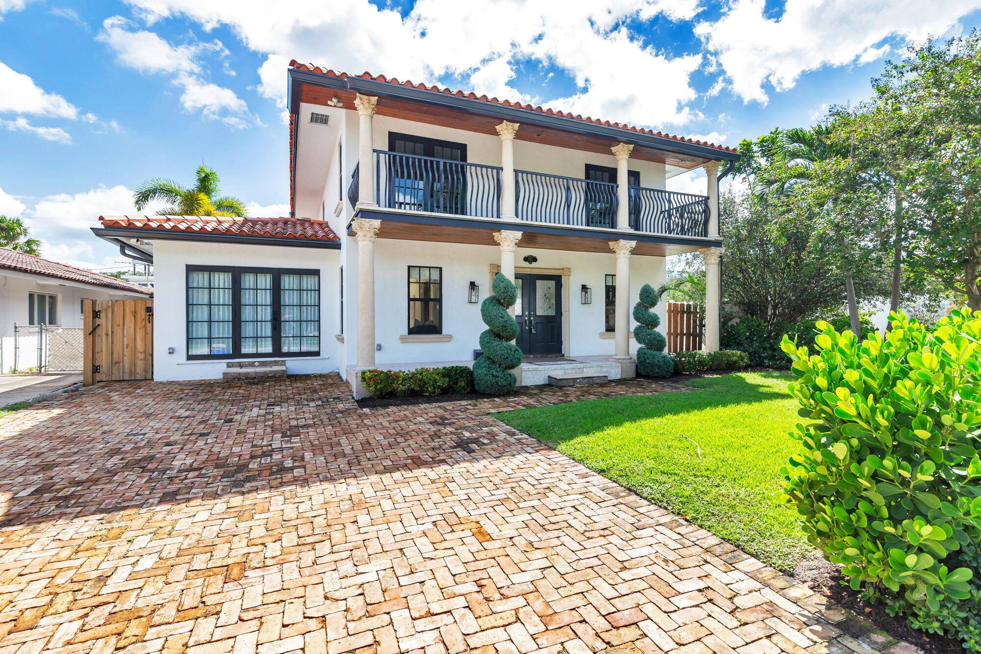 Luxury Contemporary Living in Coveted Providencia ParkStep into modern elegance in this beautifully restored 1920s Spanish style home, nestled in the heart of Providencia Park one of West Palm Beach's ...