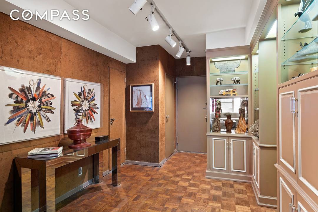 Spacious 1 Bedroom on Museum Mile 1025 Fifth Avenue Across from the Metropolitan Museum of Art, this generously sized 1 bedroom, 1.
