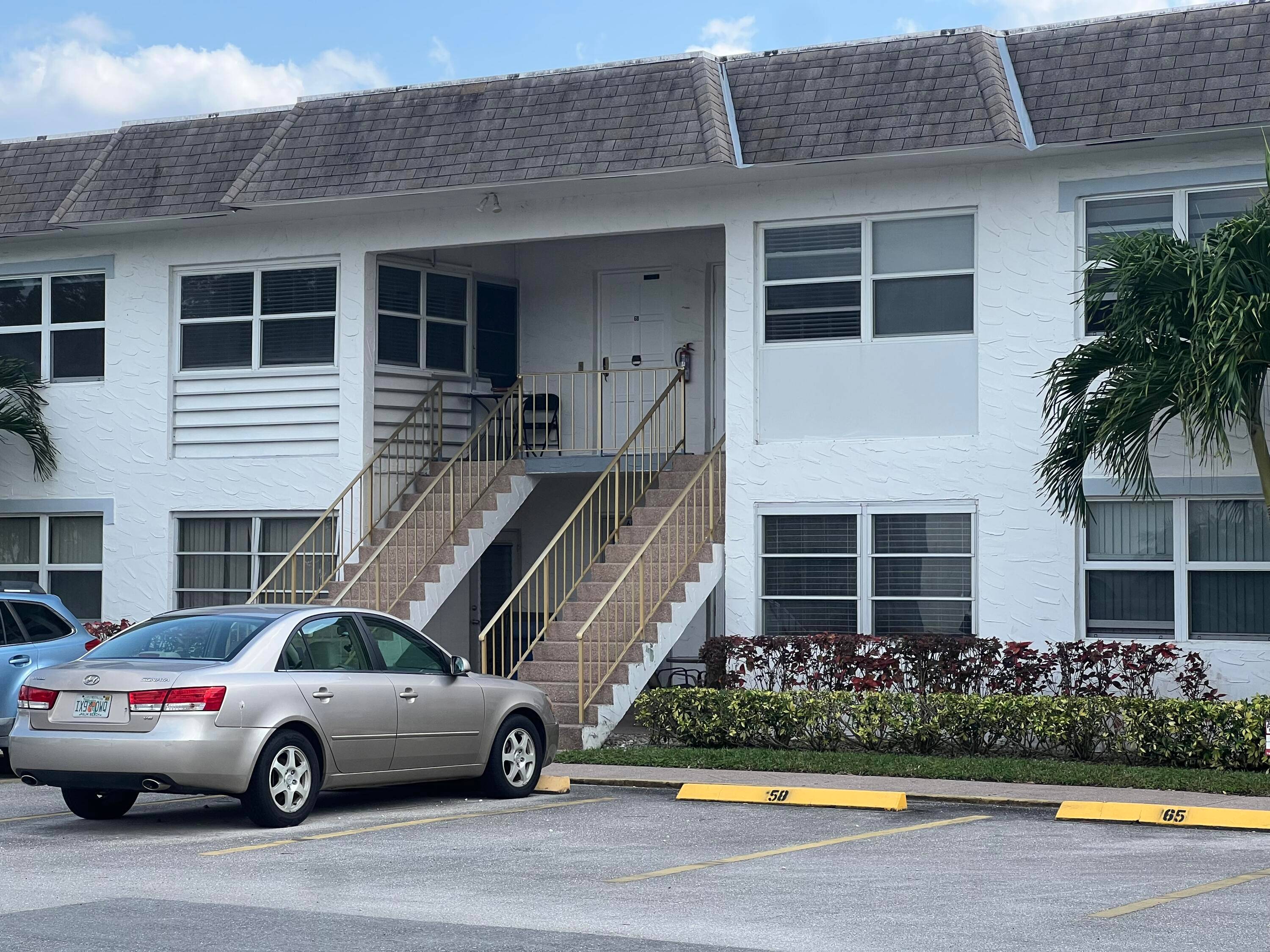 Walk into this immaculate 2 bedroom plus den with 2 brand new bathrooms and new flooring in bedroom This won't last !