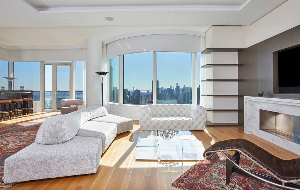 3 Bedroom Luxury Condo With Parking, Pool, and Super Amenities This triple mint grand 3 bedroom condominium has walls of windows offering stunning panoramic city views as far as the ...
