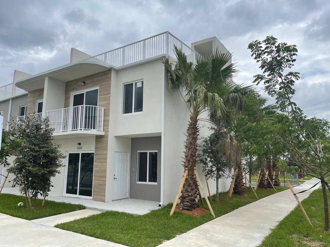 Corner townhouse for sale in the heart of Homestead.