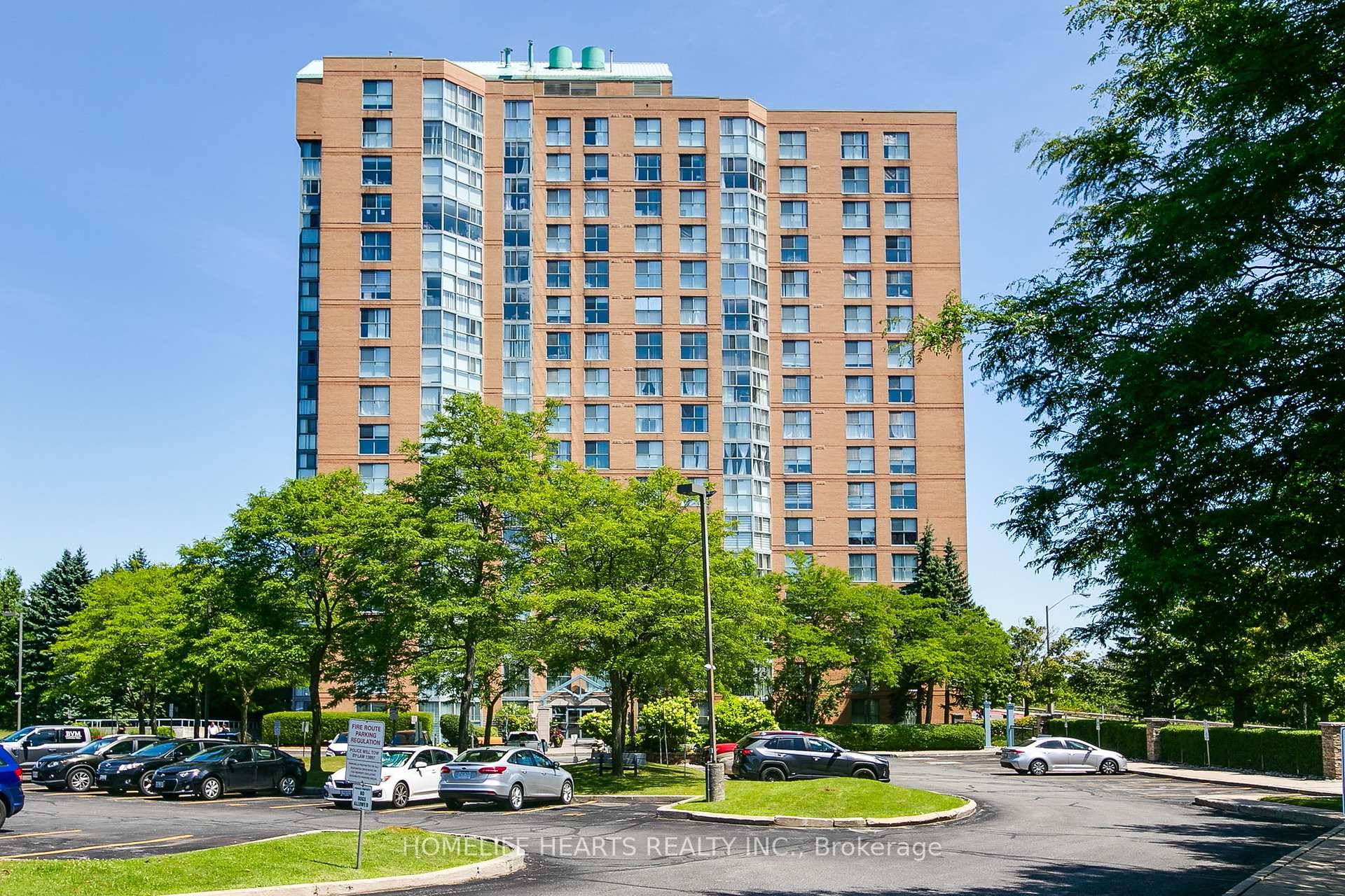 Bright And Spacious 2 Bedroom, 2 Bathroom Condo In The Desirable Guildwood Community !
