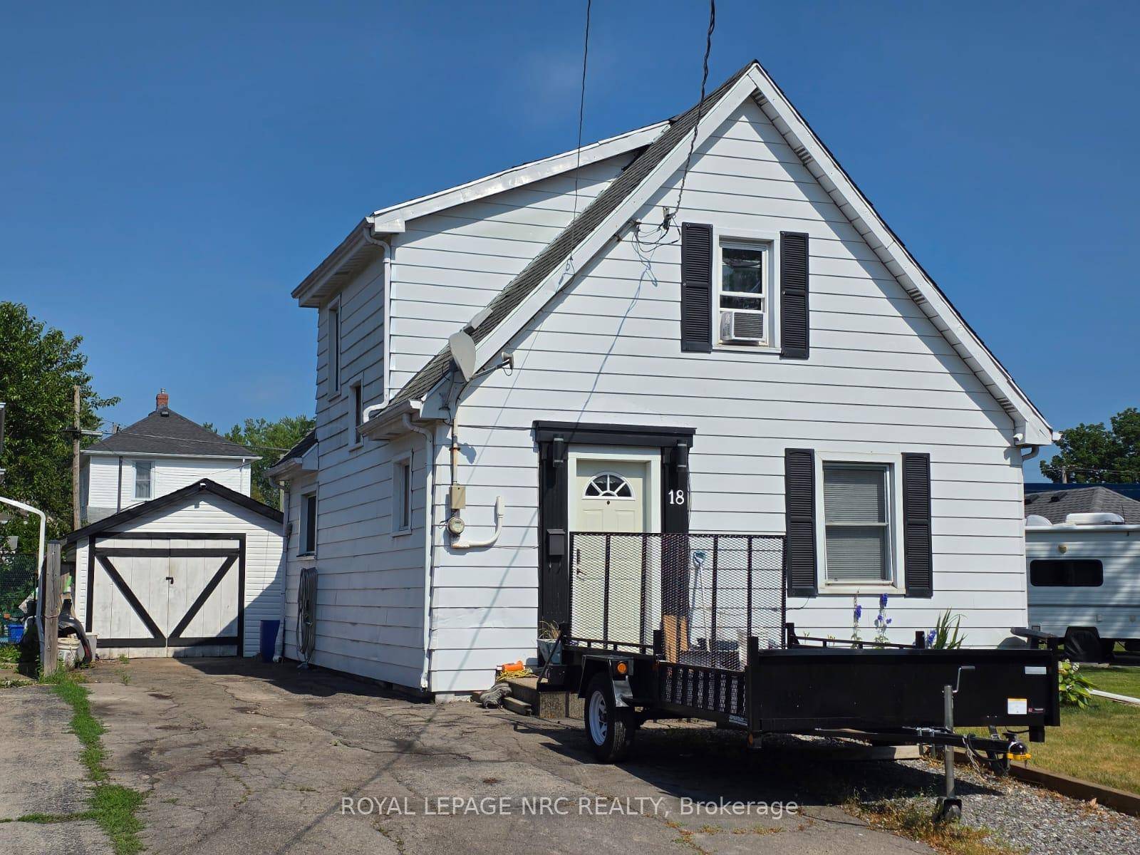 This spacious 2 bedroom home is conveniently located walking distance to schools, restaurants, shopping, and so much more !