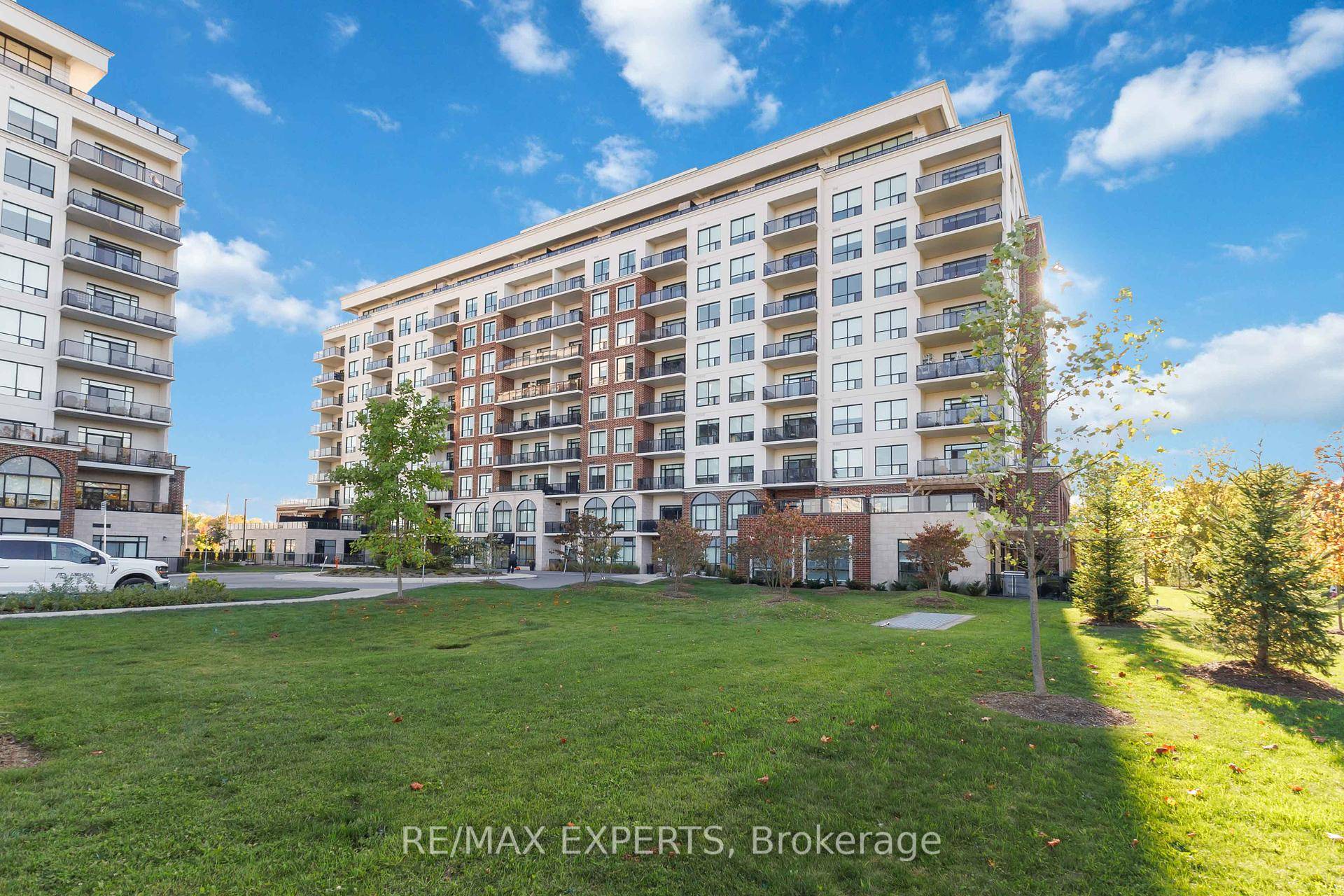 Rare FULLY FURNISHED unit overlooking the prestigious Sunningdale Golf Course !