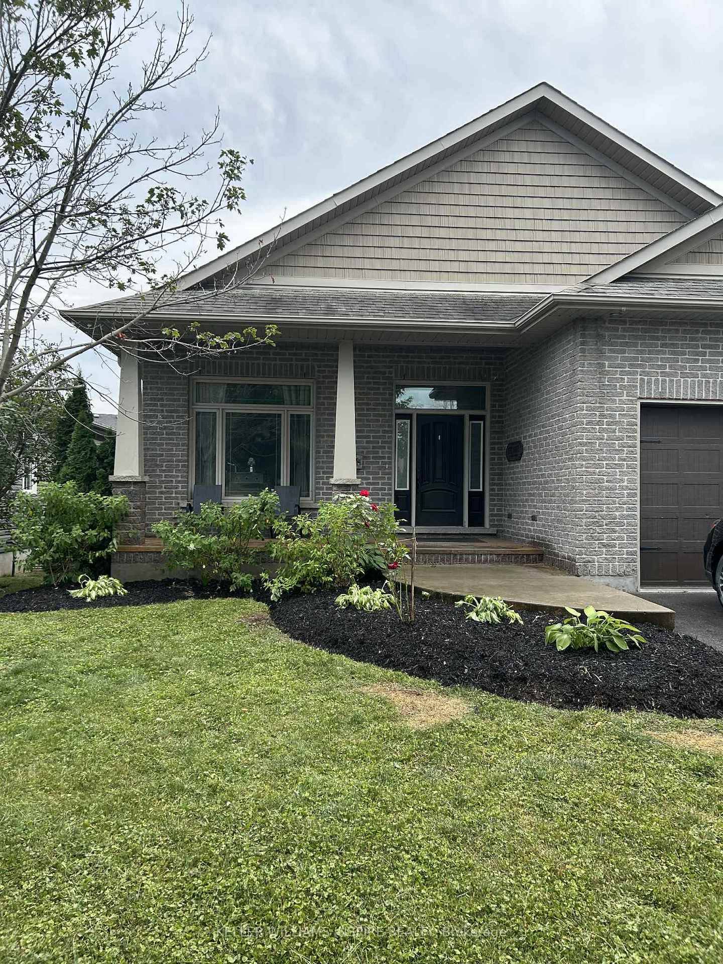 GREAT OPPORTUNITY ! ! Live in one unit and pay your mortgage with the other unit, opportunity for someone else to help supplement your mortgage !