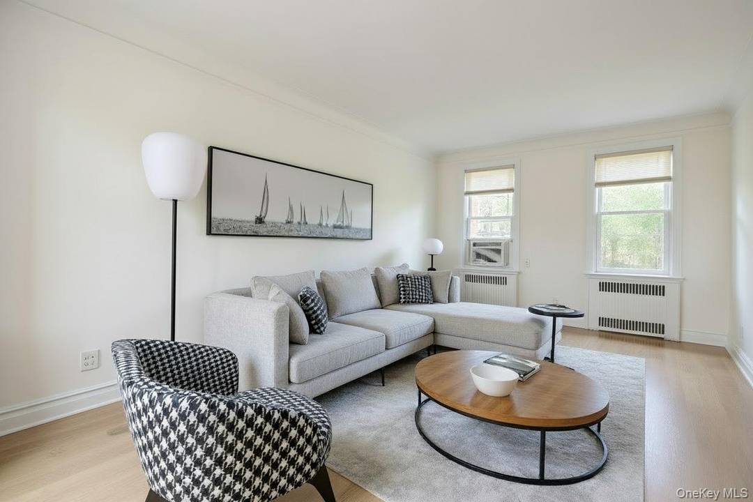 Move In Ready Renovated Condo in the Heart of Rego Park !