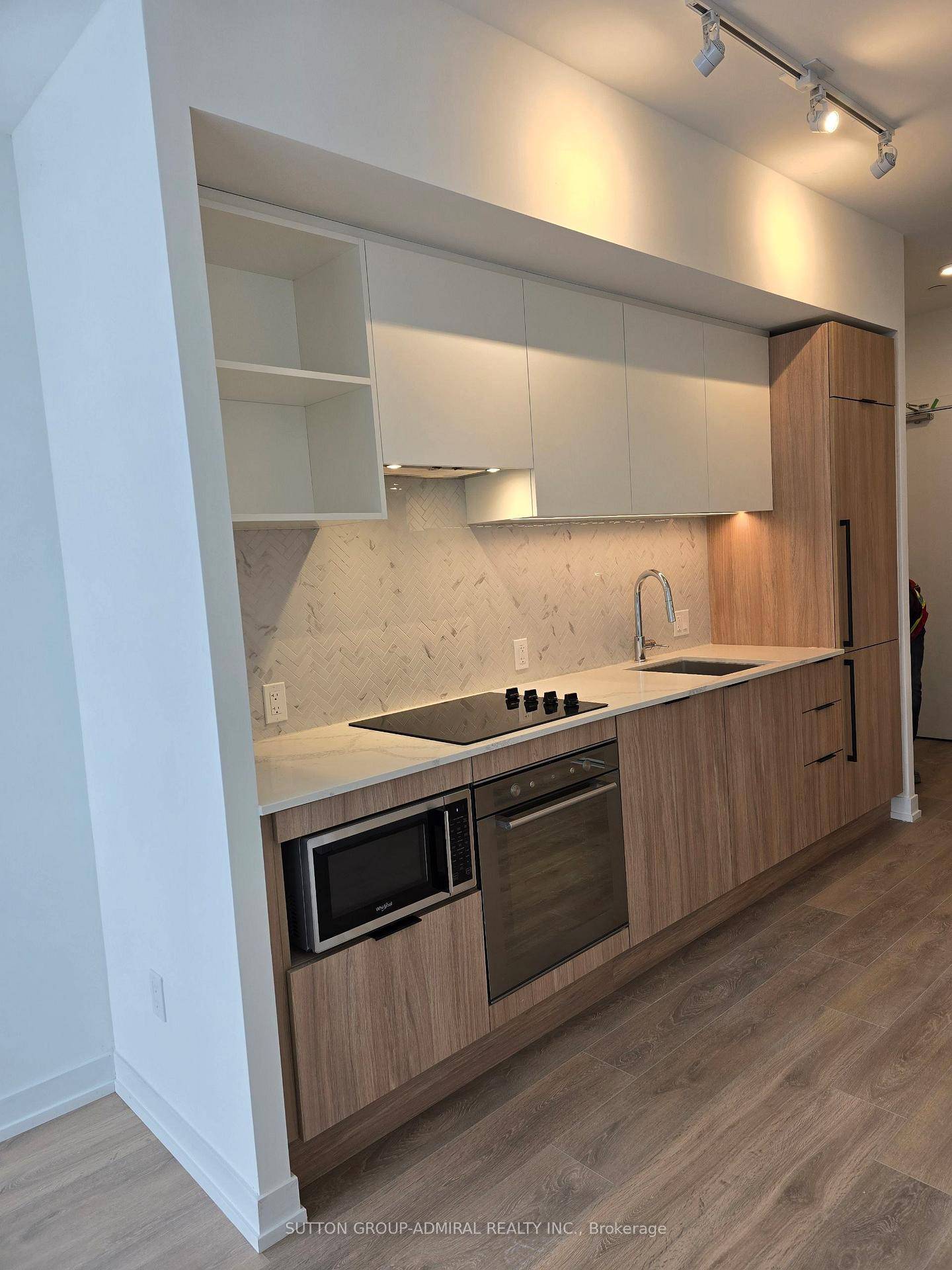 Stylish 1 Bedroom Condo with Stunning Views in the Heart of Downtown Toronto !