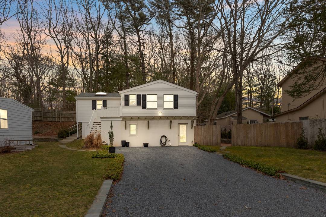 Newly Renovated Summer Rental close to village with new pool!