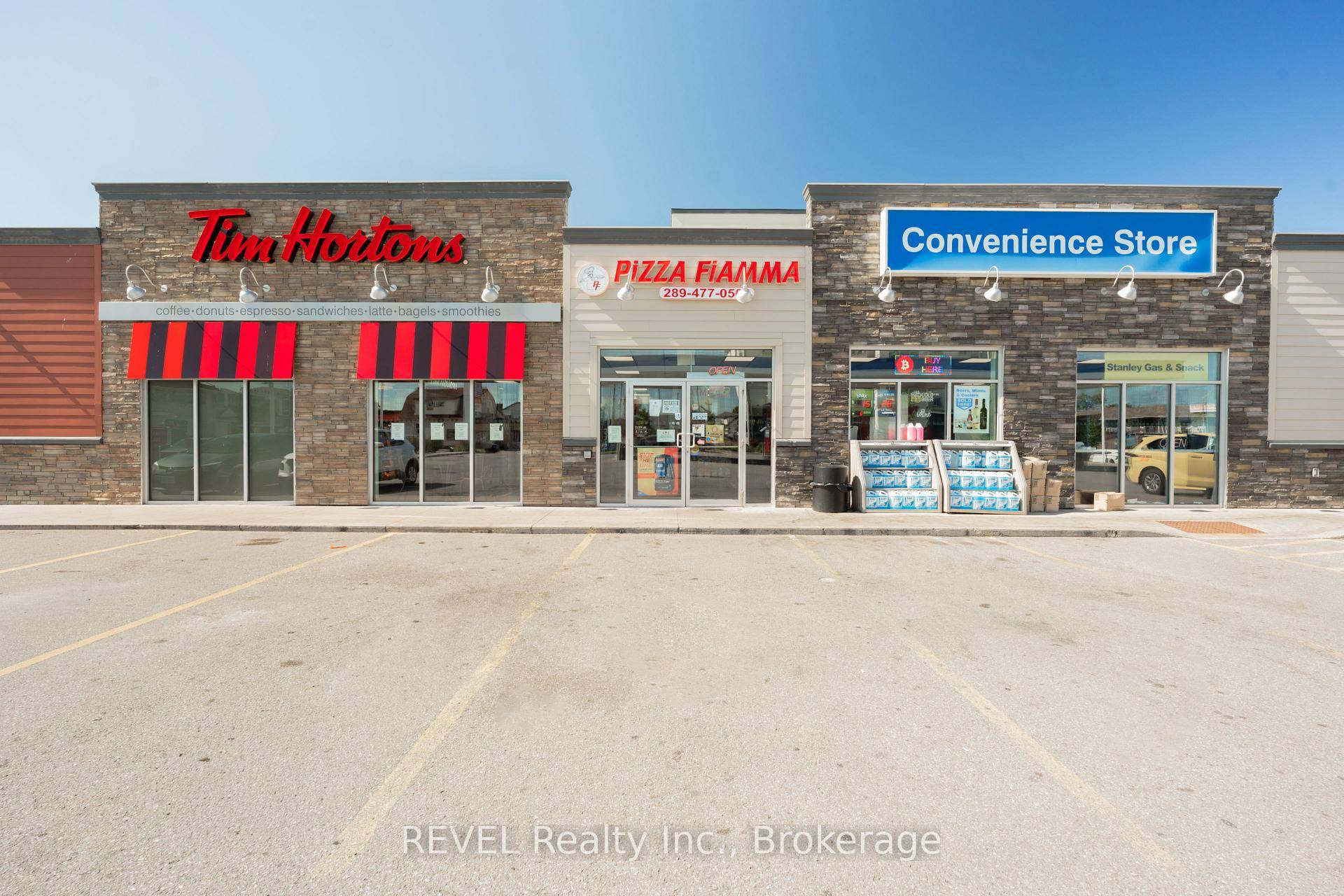 Excellent opportunity to own a well established, franchised pizza store located in the heart of Niagara Falls, just a short walk from the vibrant Fallsview tourist district.