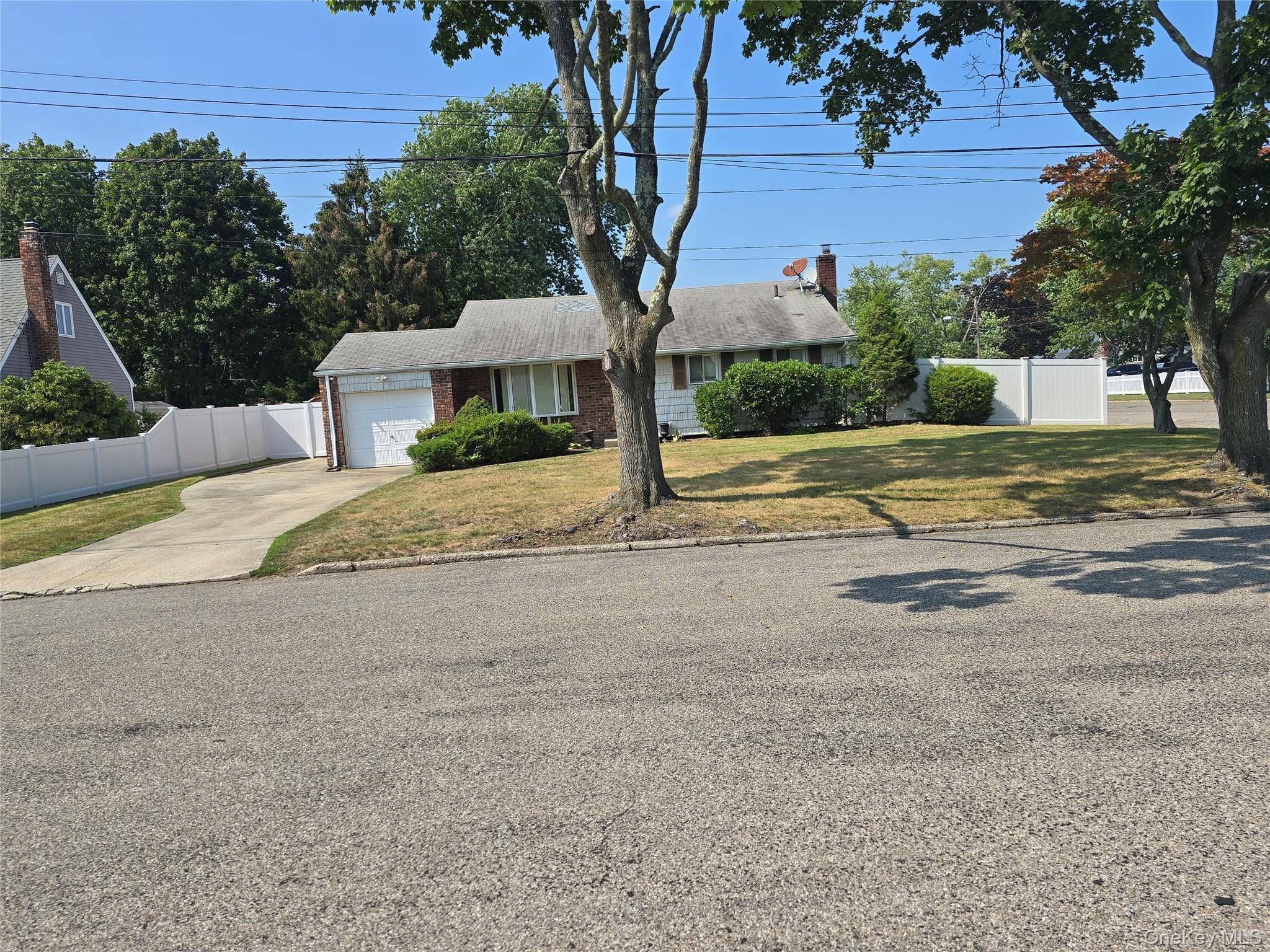 Spacious House Rental in Bayshore Discover this beautifully maintained three bedroom split ranch, now available for immediate occupancy.