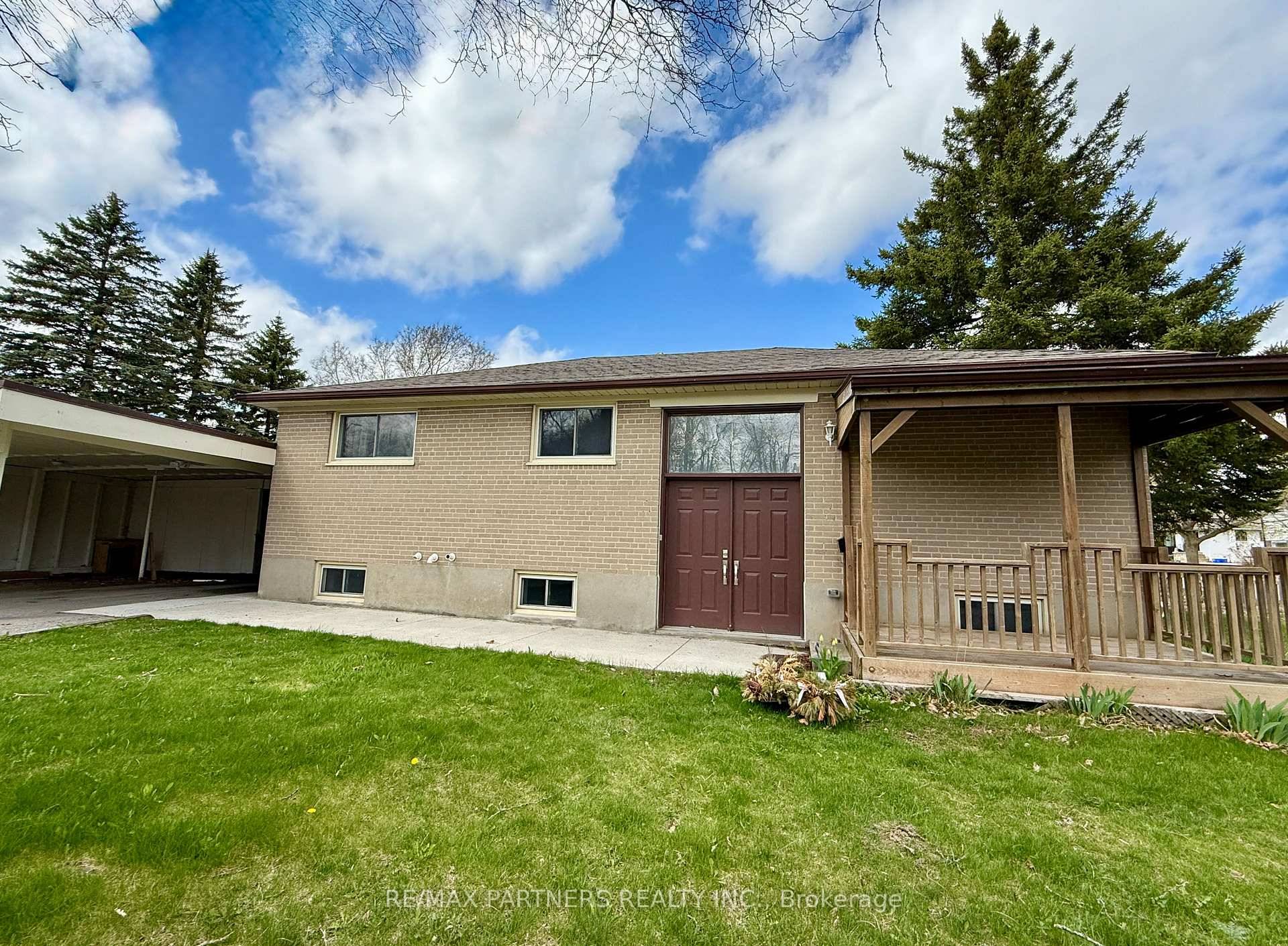 Bright and Large Corner Lot in high demand area Aurora Heights Community Yonge Wellington Beautifully Renovated Top To Bottom Modern Design Deep Lot Separate Entrance to Finished Basement with Kitchen ...