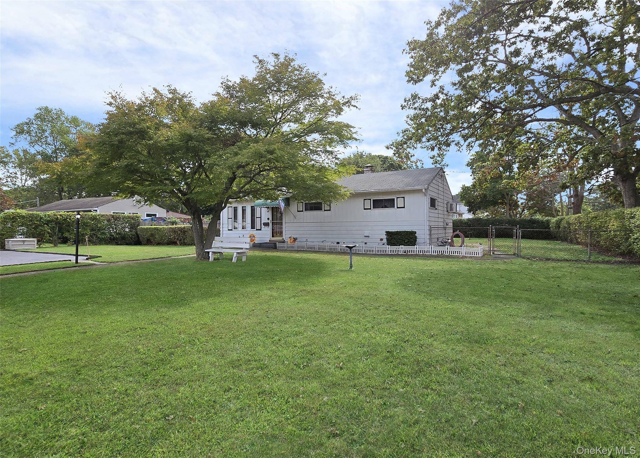 Priced To Sell In Baywood !