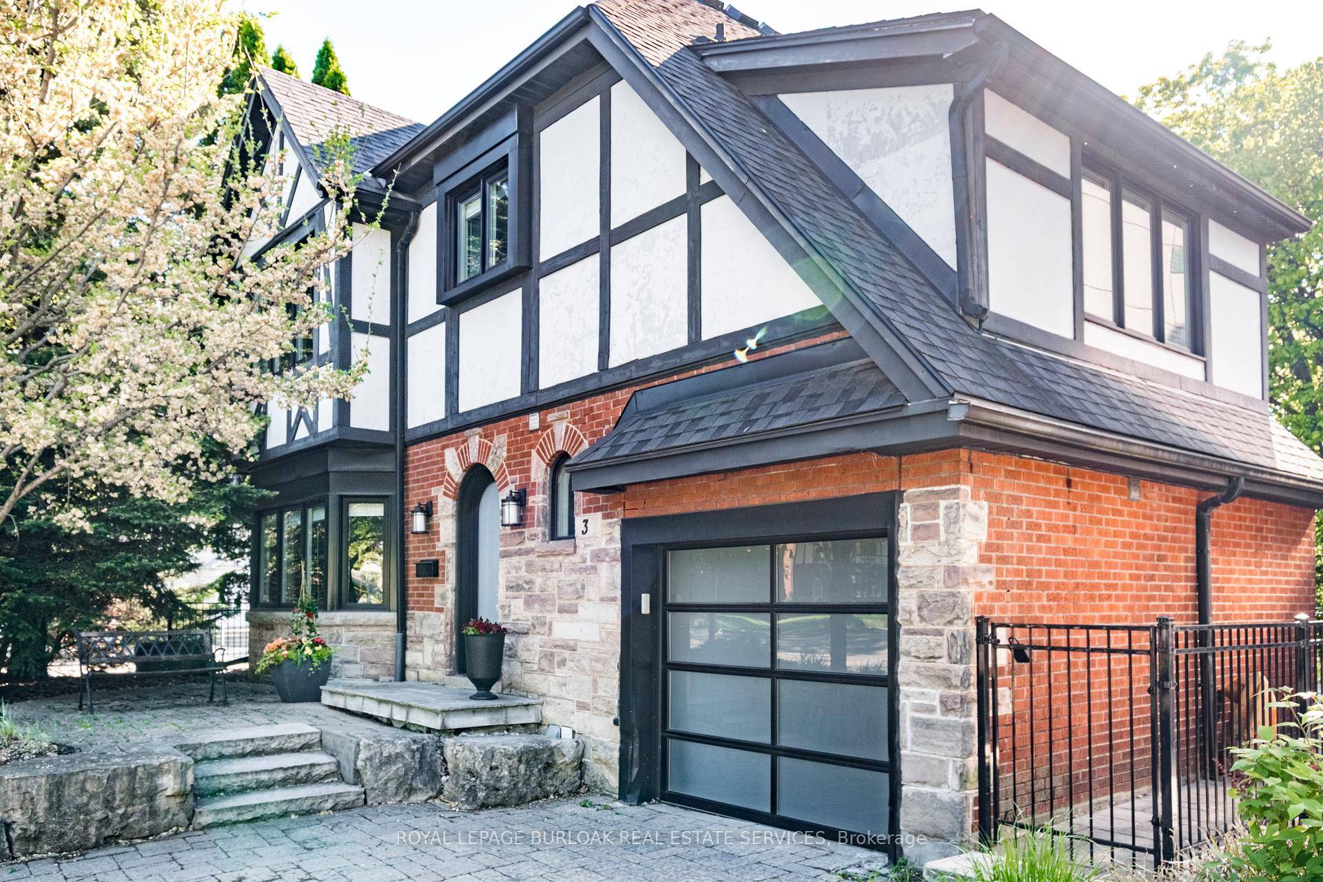 Welcome to 3 Oakwood Place, a remarkable modern Tudor style home nestled on a quiet cul de sac in Hamiltons prestigious Westdale neighbourhood.