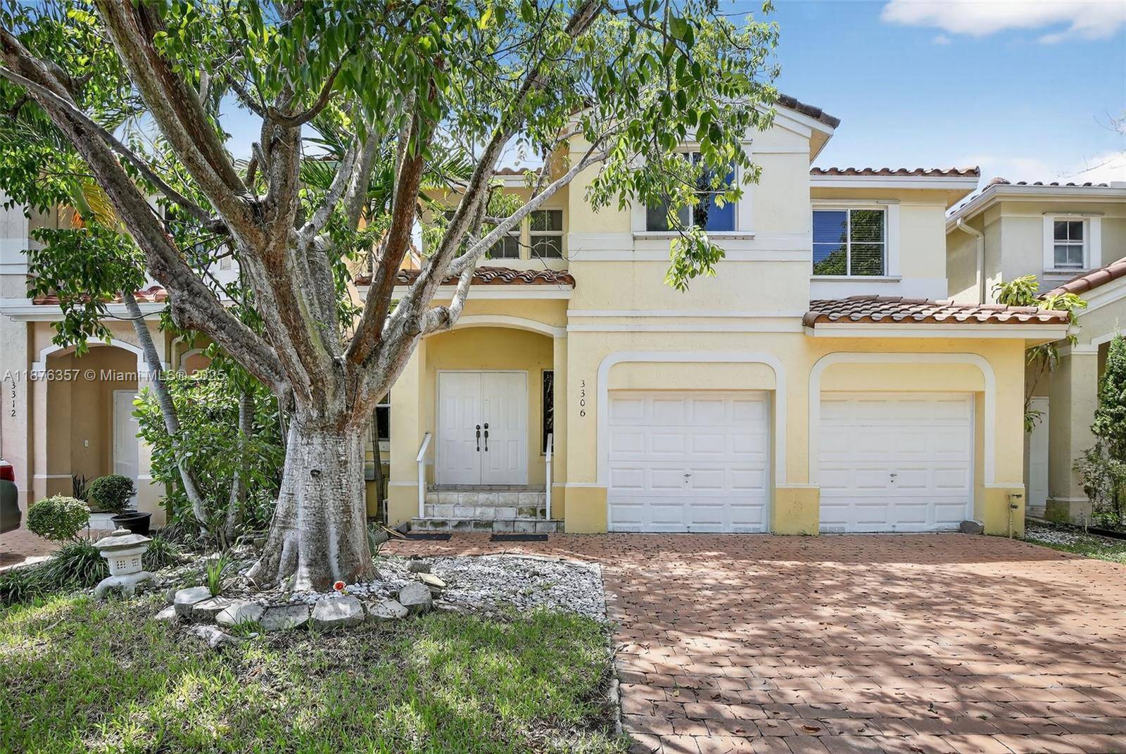 FOR A BIG FAMILY. JUST PAINTED MOVE IN READY 4 BEDROOMS 3 AND A HALF BATHS WITH A STUDY.
