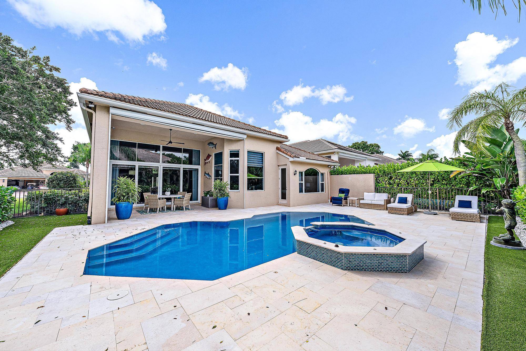 IMMEDIATE PREMIER GOLF MEMBERSHIP AVAILABLE WITH THE PURCHASE OF THIS HOME.