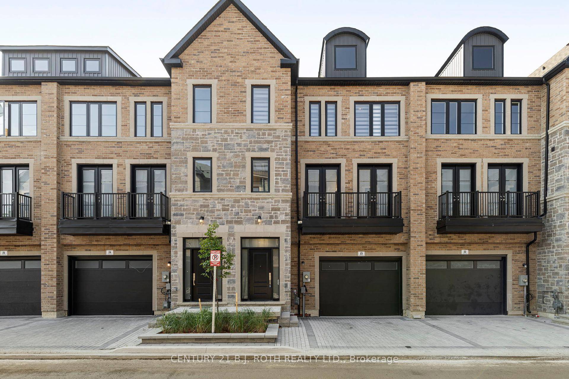 Welcome to 260 Eagle Street, a collection of luxurious 3 storey townhomes situated in the heart of Newmarket.