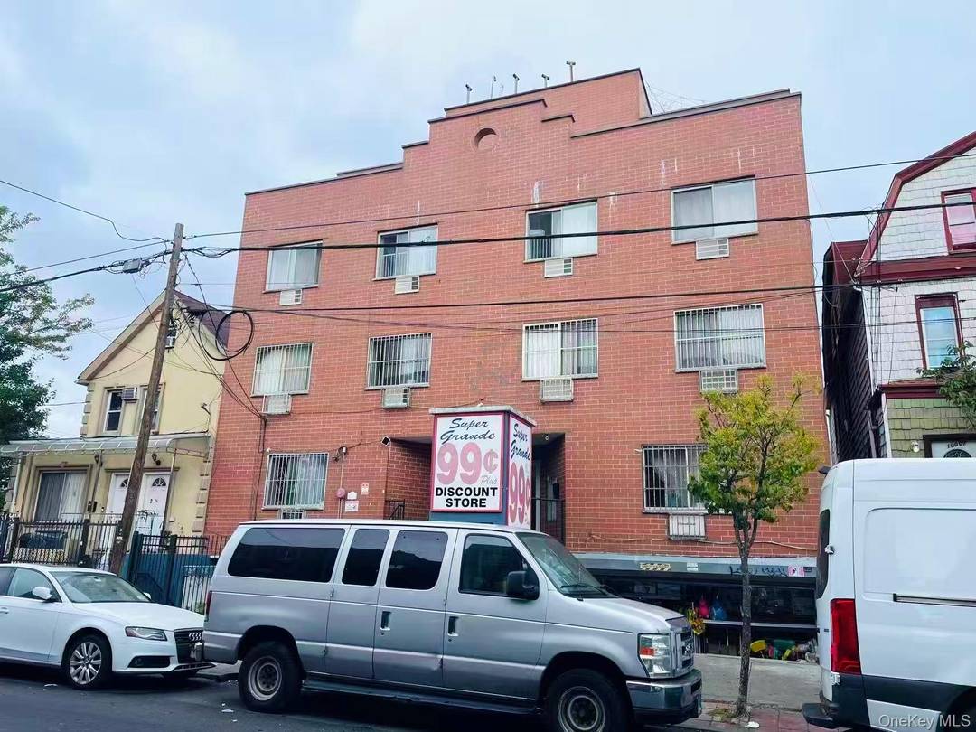 Great Location ! Two full baths, plus 400sqf balcony at the young condo building, washer and dryer are available in unit, the kitchen and bathroom have windows 5year tax abasement ...