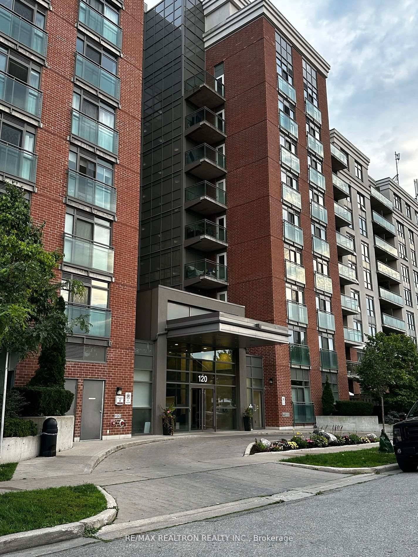 Beautiful open concept 1 Bedroom Den, 1 Bathroom located in midtown by Shops at Don Mills.