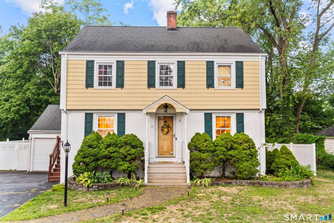 Welcome to this well maintained Colonial, perfectly positioned at the entrance of a private cul de sac !