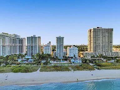 Completely remodeled gorgeous unit in heart of Miami Beach !