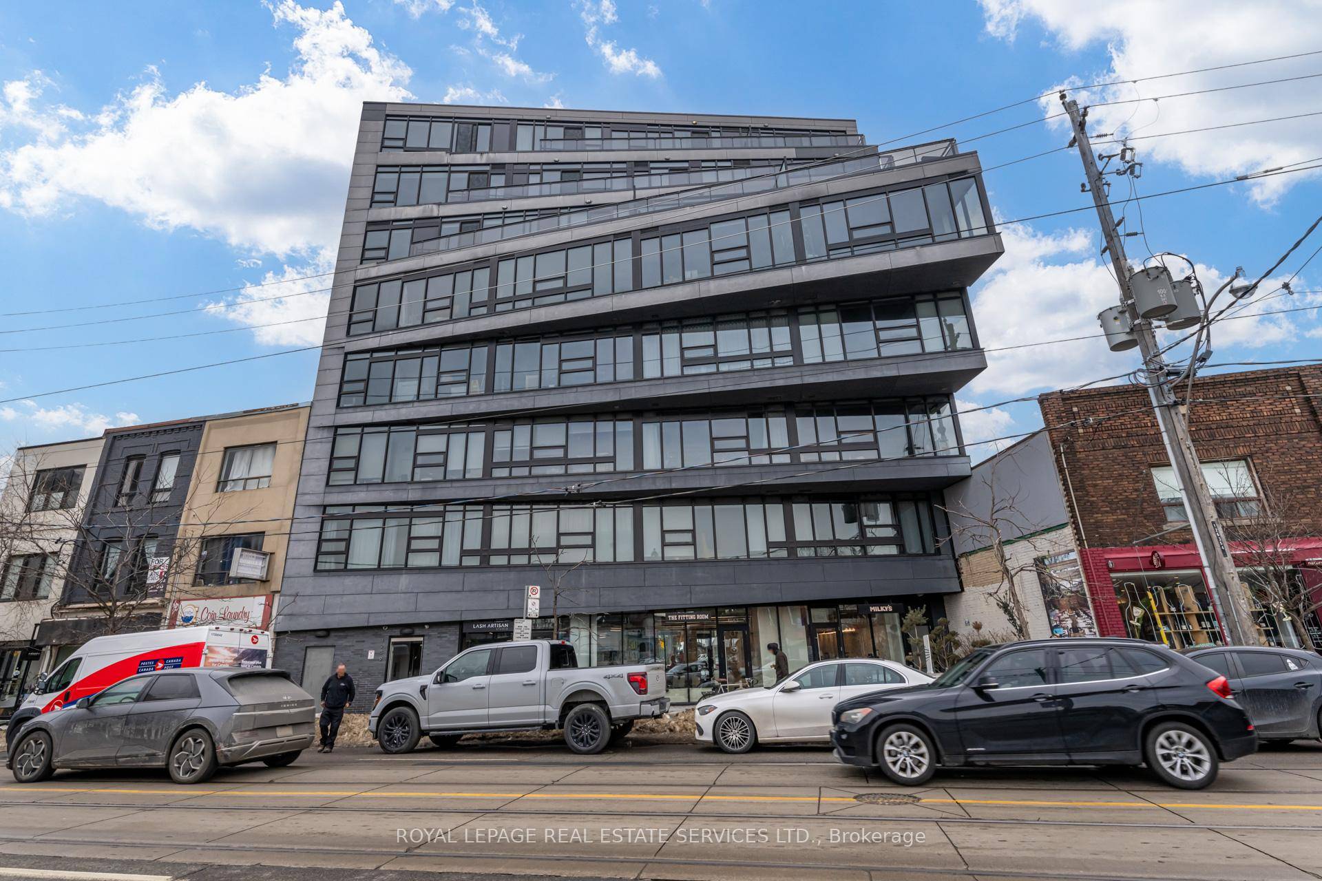 Discover urban living at its finest in this stunning 1 bedroom den loft at Abacus Lofts !