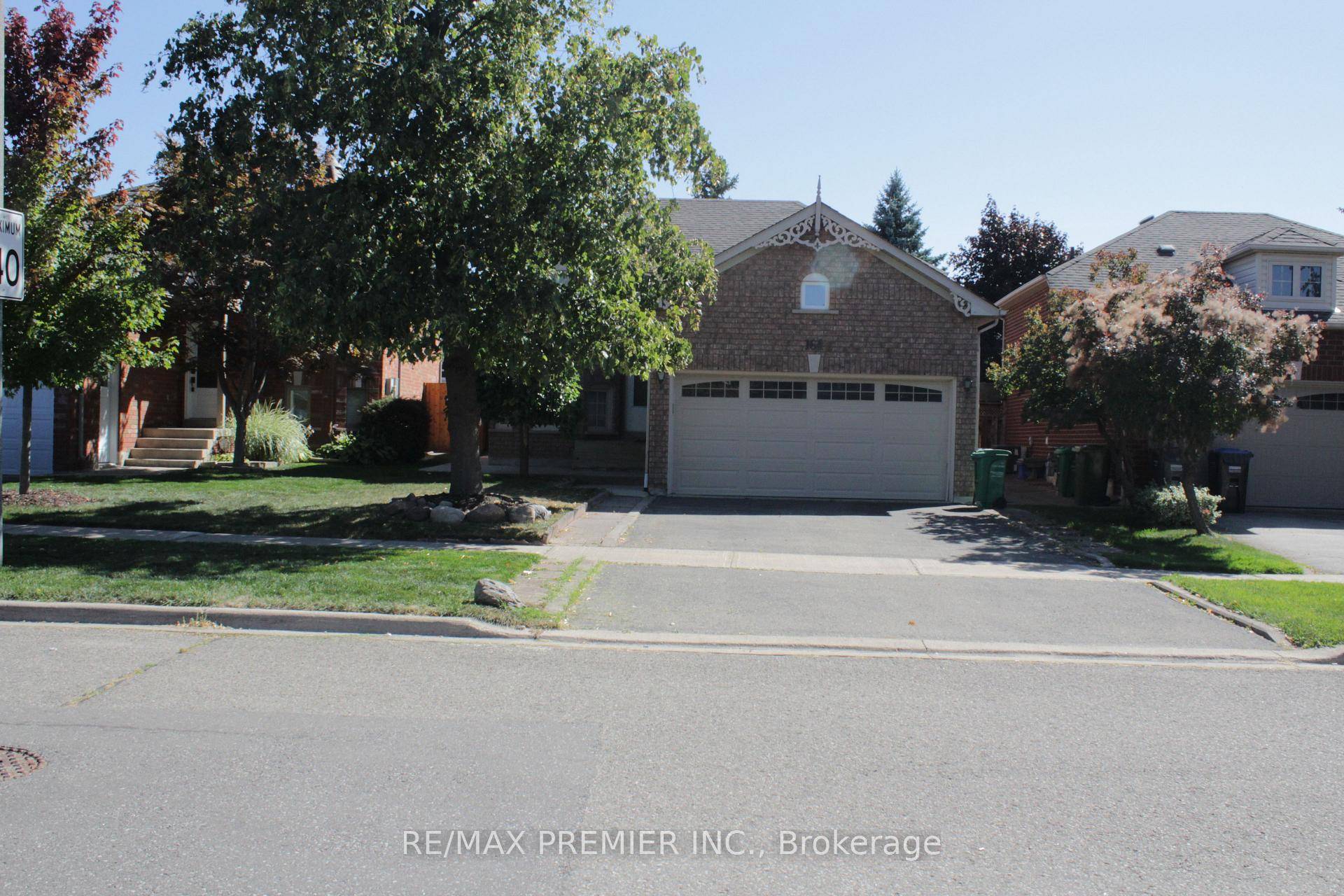 Welcome home to this spacious and bright detached Bungaloft located in the highly sought after Caledon Valleywood neighbourhood !