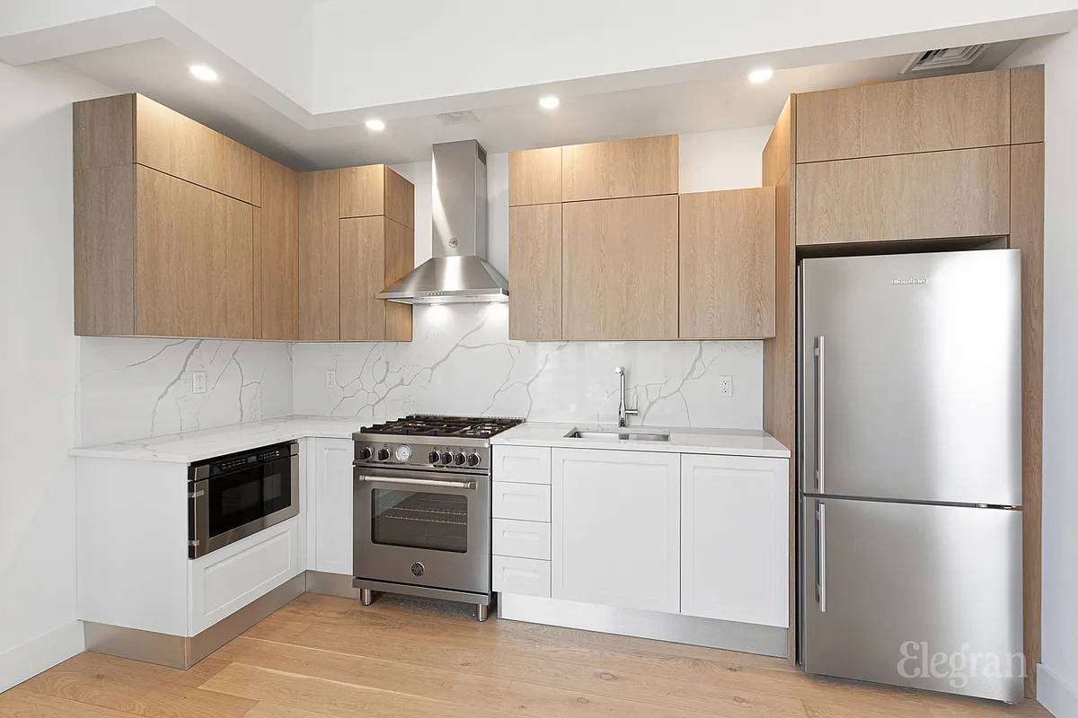 First Showing July 1st Welcome to Apartment 4B at 10 64 Jackson Avenue, a sleek and sophisticated one bedroom residence located in The Anable, a boutique condominium in the heart ...