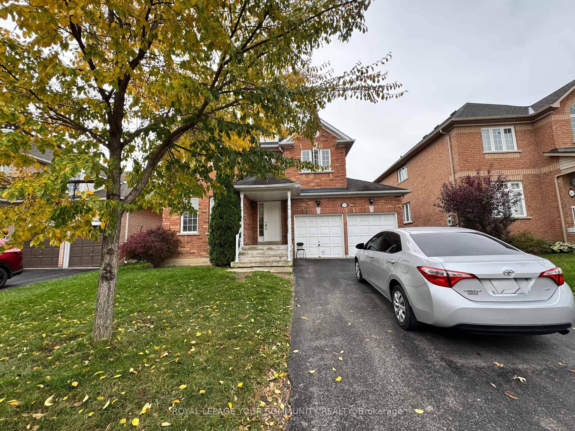 Welcome to this spacious 4 bedroom, 4 bath detached home in the desirable Woodland Hills community of Newmarket.