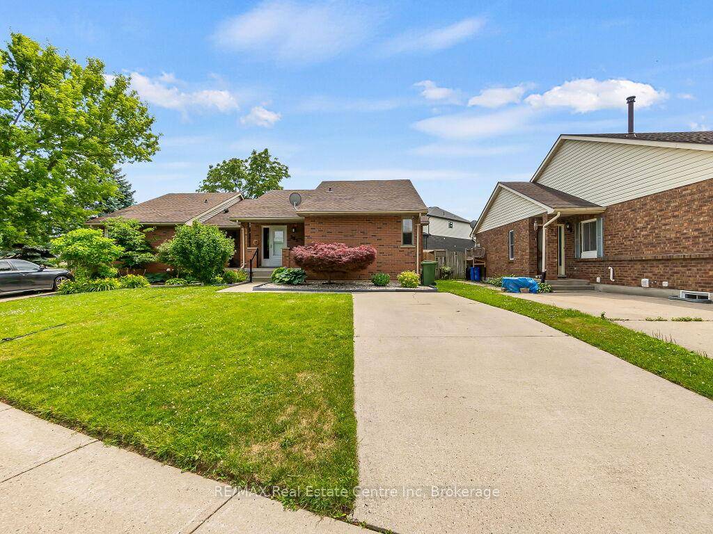 Welcome to this stunning 3 1 bedroom semi detached home, perfectly situated in a peaceful and family friendly neighborhood and just few minutes away from downtown and the Mall.