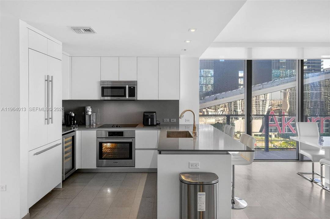 Beautiful 2 bed 2. 5 bath corner unit with wide wraparound balcony right on top of Brickell City Centre.