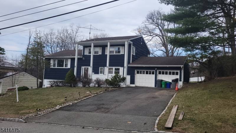 Here is your chance to own a home in the highly sought after St Cloud neighborhood !