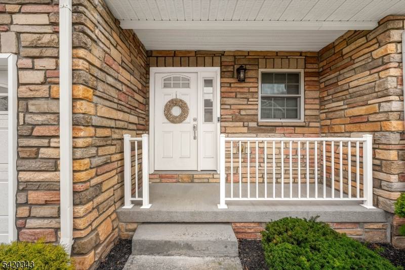 Beautiful open concept townhouse in a desirable community.