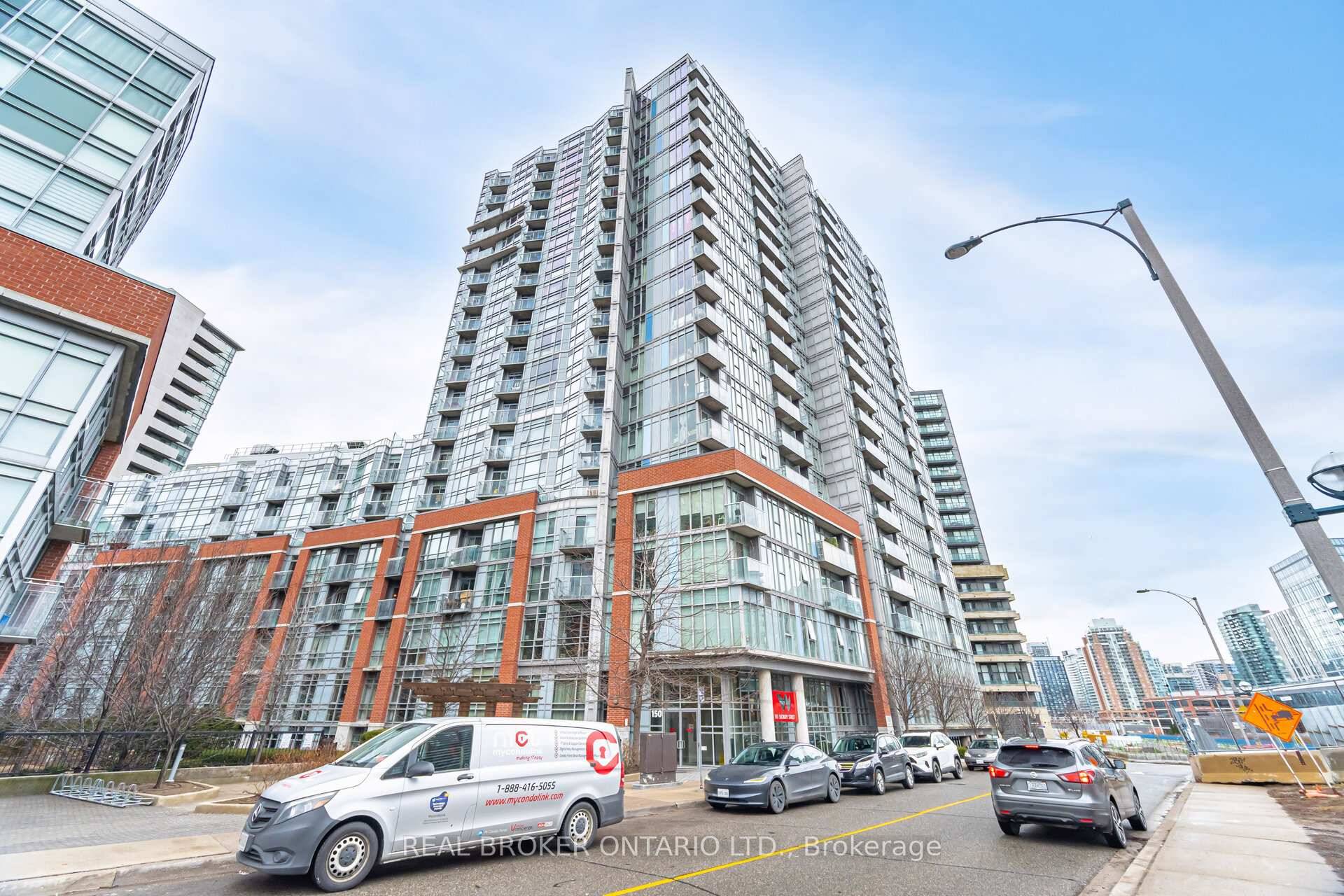 Welcome Westside Gallery Lofts, Live the Queen West dream !