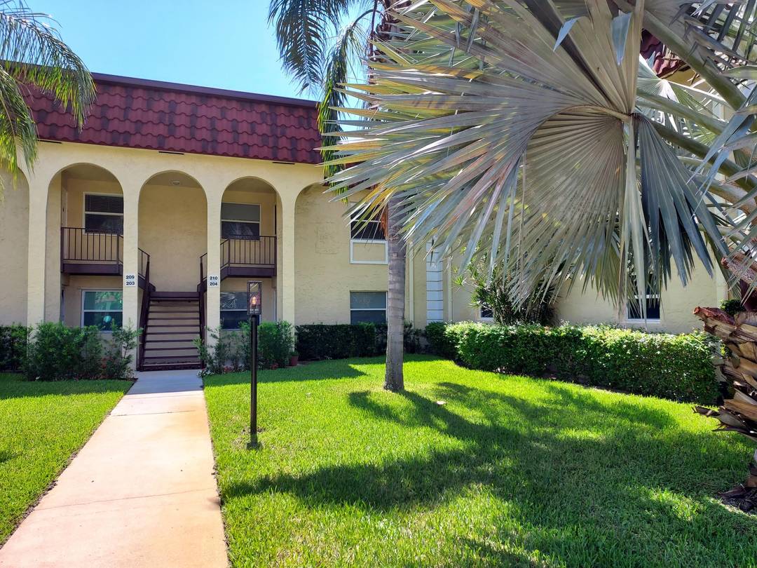 Nice ground floor unit with a screened in patio looking out onto the green.