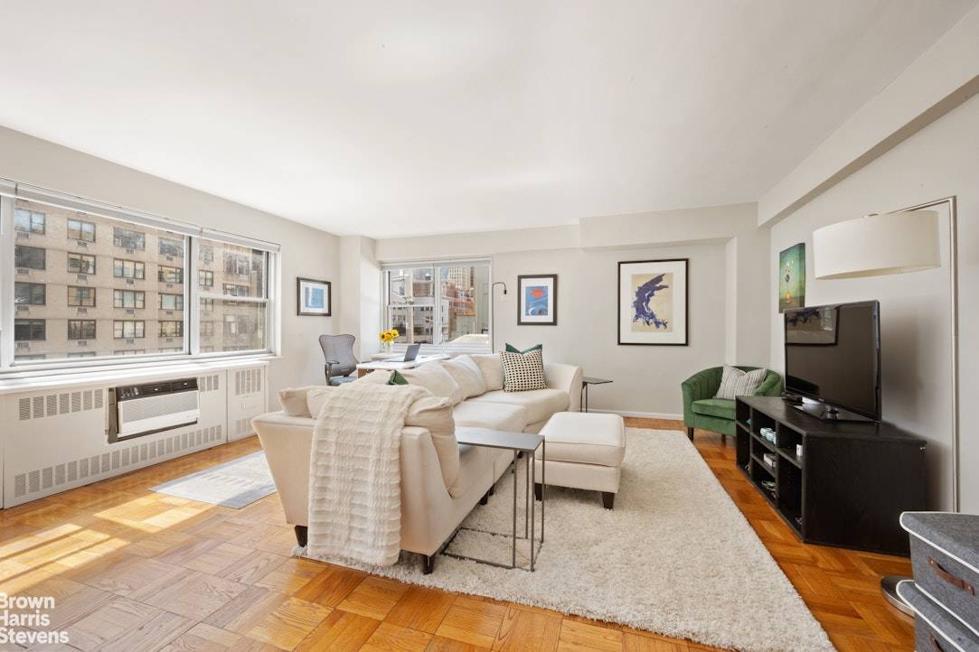 This high floor oversized corner bedroom convertible to a 2 bedroom see alternative floor plan in Turtle Bay has plenty of space and sunlight !
