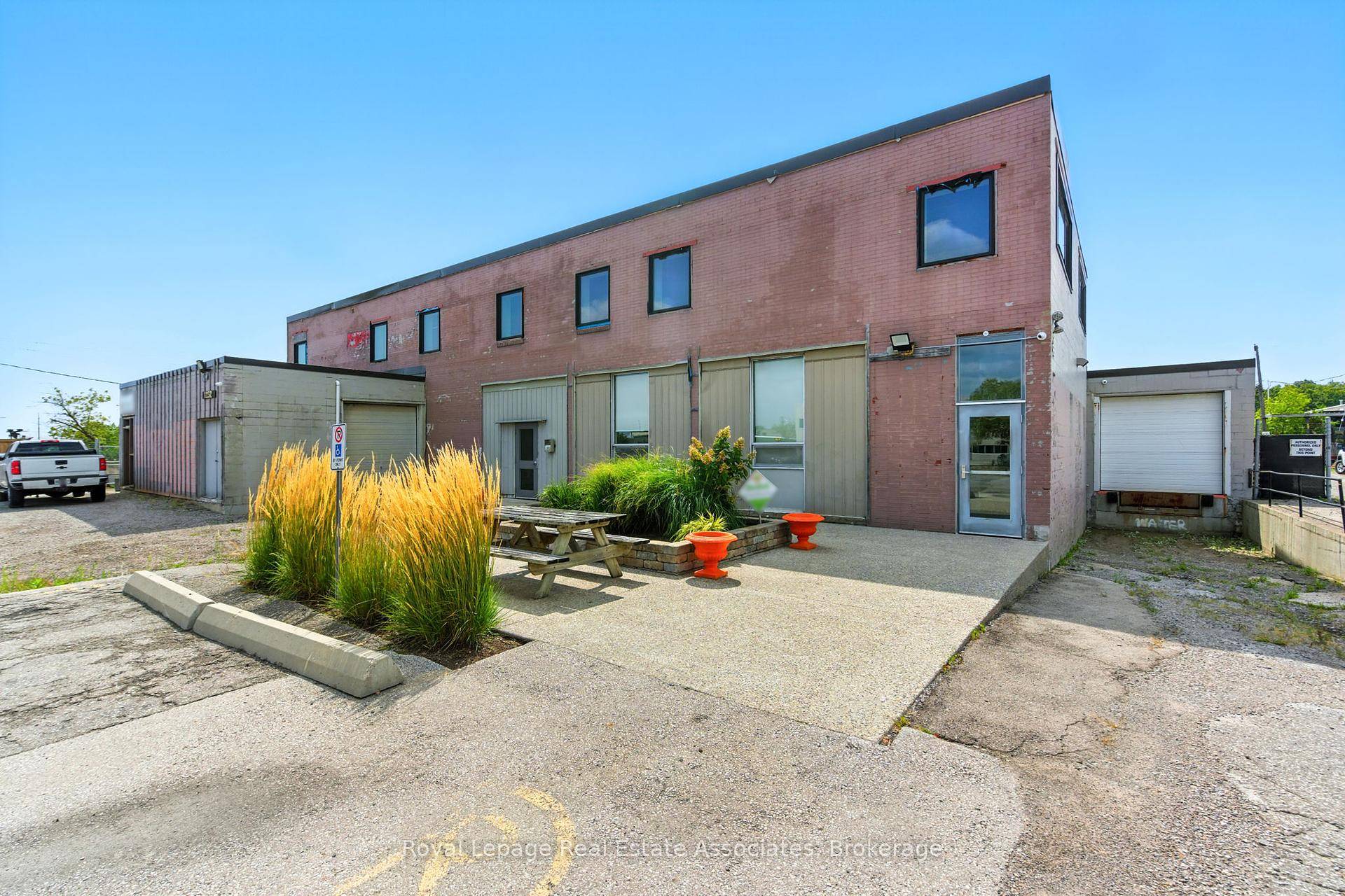 All inclusive rent ! Over 3, 000 sq.