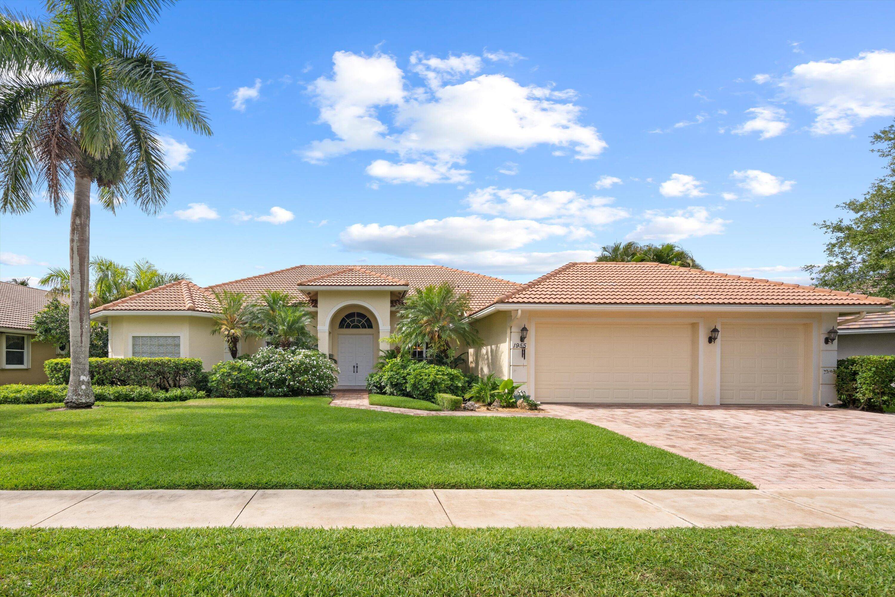 Spacious 5 bedroom, 3 bathroom pool home in the exclusive community of Lakefield West in Wellington.