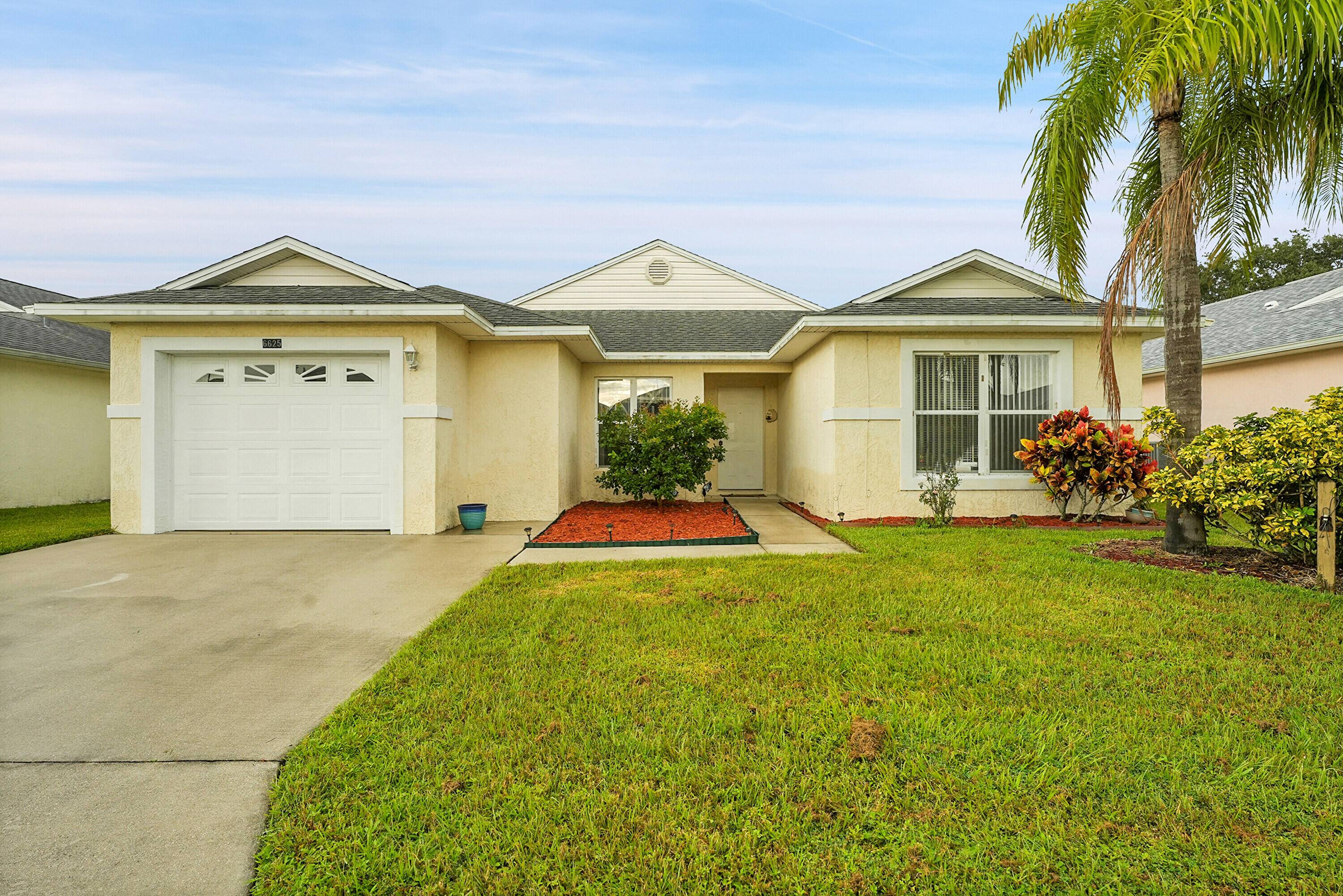 Beautiful 2 bedroom, 2 bath CBS block home in the desirable 55 Spanish Lakes community !