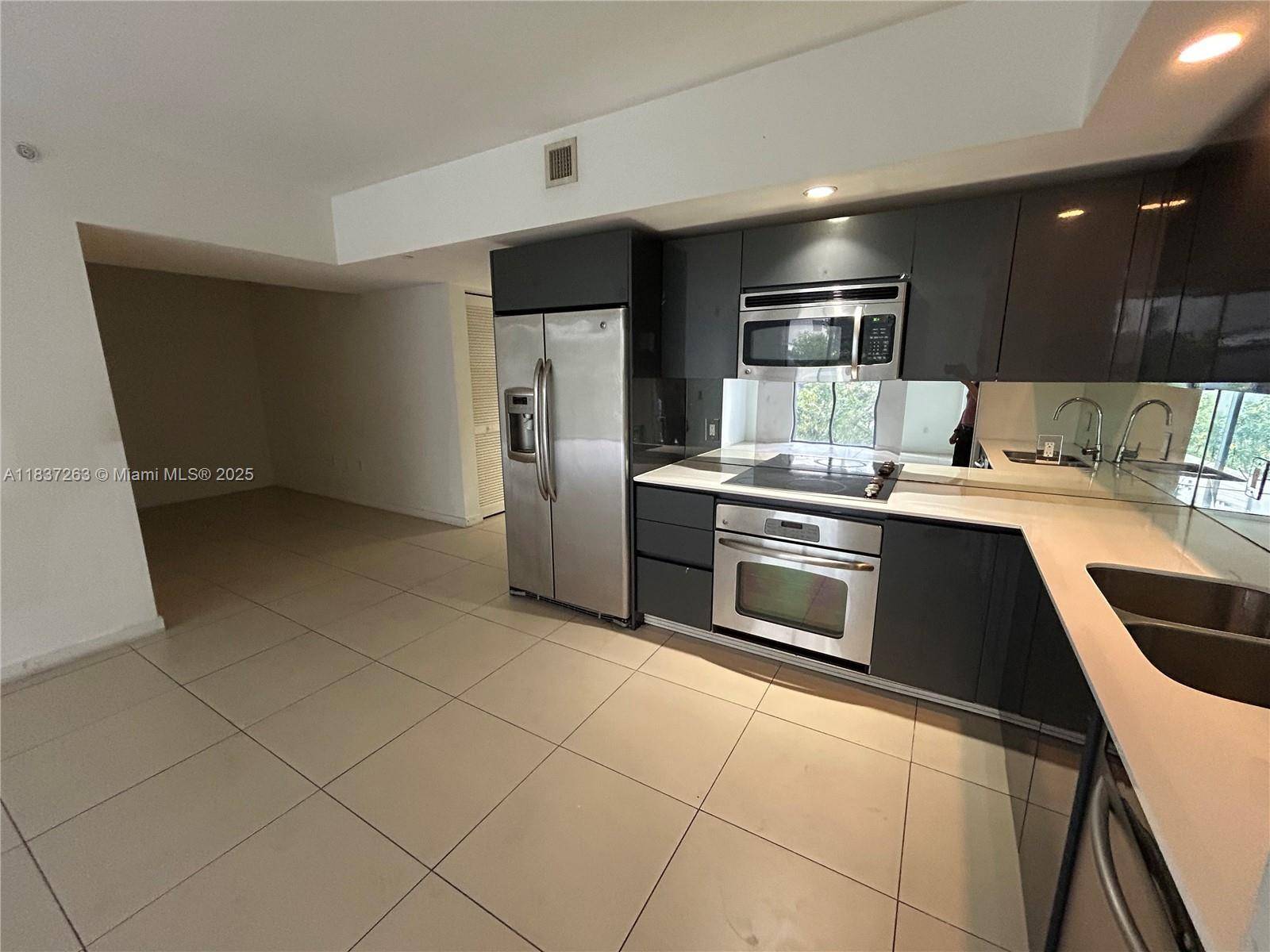Luxury 2 2 baths in the Heart of Brickell right in front of the Brickell City Centre.