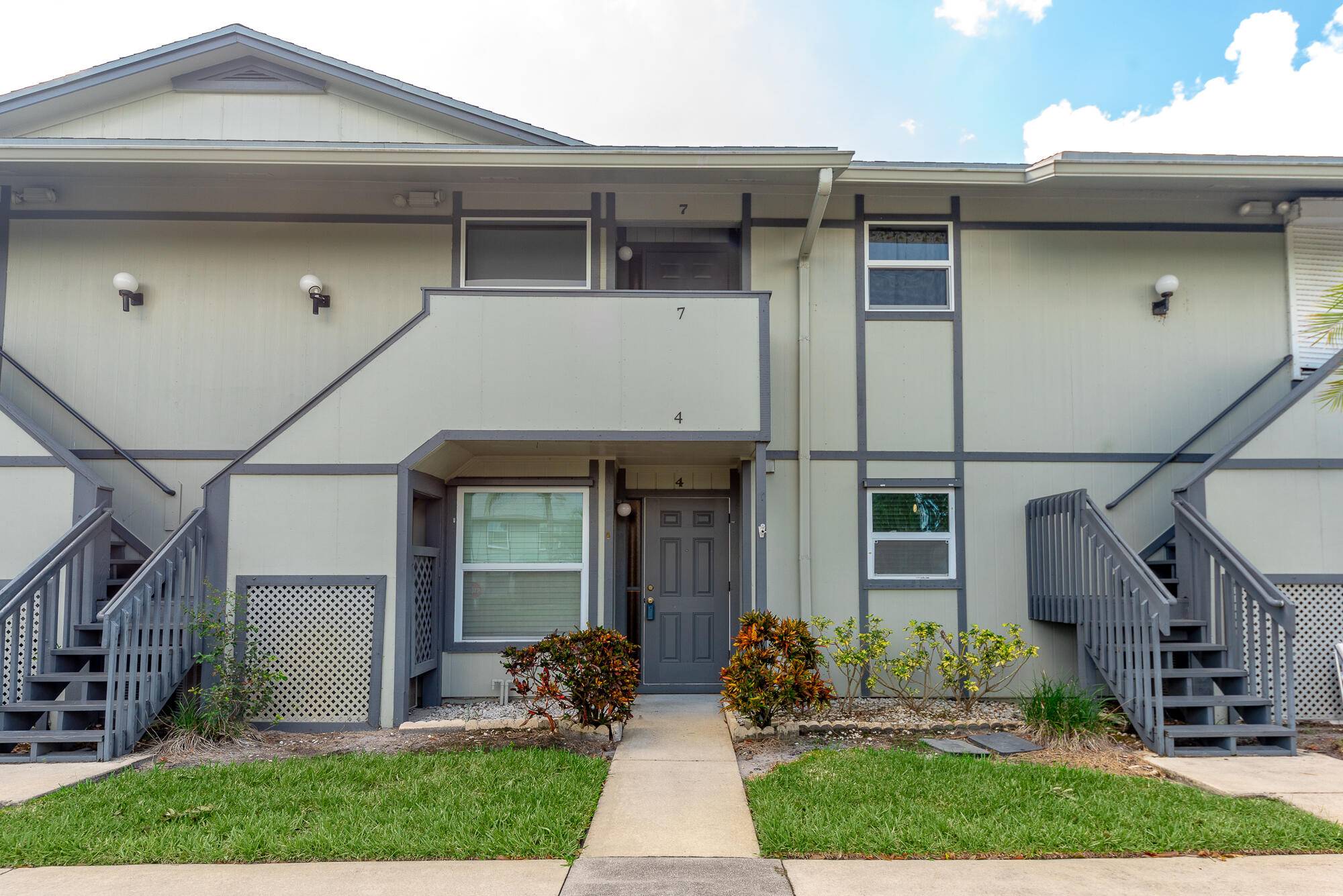 Turn key 2 bedroom 2 bathroom condominium located in the desirable Hobe Sound community Pine Croft.