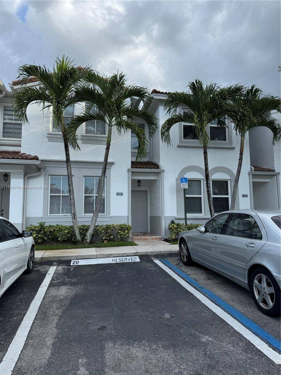 Welcome to your dream townhouse in a gated community in Miramar !