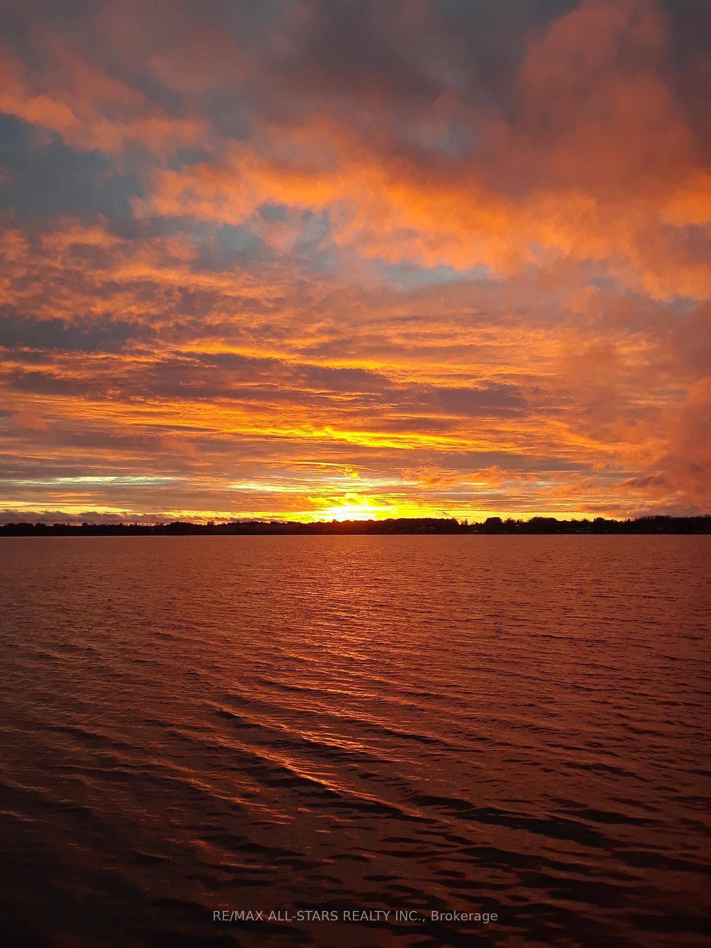 Welcome to Gilson's Point quality waterfront with southwestern exposure for blazing sunsets !
